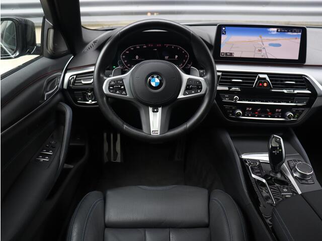 BMW 5-SERIE Touring 540i xDrive | High Executive | M Sportpakket Pro | Panodak | Trekhaak | Head-Up | M Stoelen | Entertainmentsysteem Professional achterin | Harman Kardon | Driving Assistant Prof. | Comfort Access | 20'' LMV