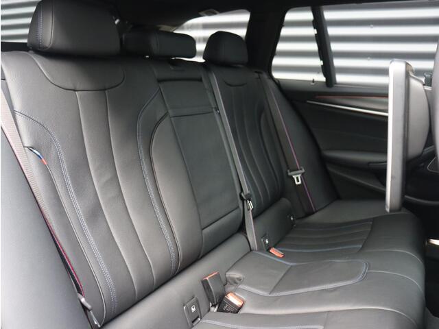 BMW 5-SERIE Touring 540i xDrive | High Executive | M Sportpakket Pro | Panodak | Trekhaak | Head-Up | M Stoelen | Entertainmentsysteem Professional achterin | Harman Kardon | Driving Assistant Prof. | Comfort Access | 20'' LMV