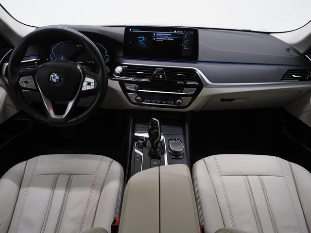 BMW 5-SERIE Touring 530e xDrive Shadow | Camera | Keyless | Adaptive Cruise | HUD | Leder | Dodehoek | Sfeerlicht | Carplay