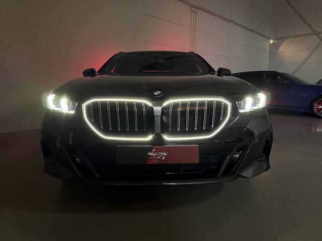BMW 5-SERIE Touring 520i M-Sport ICONIC PANO/TREKHAAK/H&K/HEAD-UP/360CAMERA/VENTILATIE/DRIVING ASS. PRO/ADAPTIVE-LED/STANDKACHEL/NIEUWPRIJS ¤ 94.454,-/FABRIEKS-GARANTIE TOT 04/2028