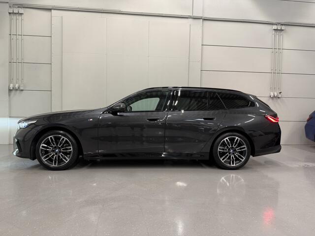 BMW 5-SERIE Touring 520i M-Sport ICONIC PANO/TREKHAAK/H&K/HEAD-UP/360CAMERA/VENTILATIE/DRIVING ASS. PRO/ADAPTIVE-LED/STANDKACHEL/NIEUWPRIJS ¤ 94.454,-/FABRIEKS-GARANTIE TOT 04/2028