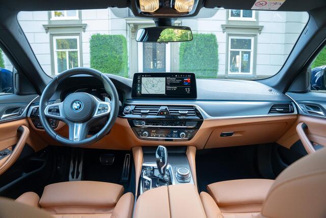 BMW 5-SERIE Touring 530e xDrive M-Sport PANO | LASER | HUD | KEYLESS | INDIVIDUAL TANSANITBLAU