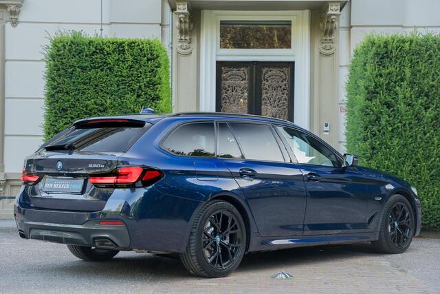 BMW 5-SERIE Touring 530e xDrive M-Sport PANO | LASER | HUD | KEYLESS | INDIVIDUAL TANSANITBLAU