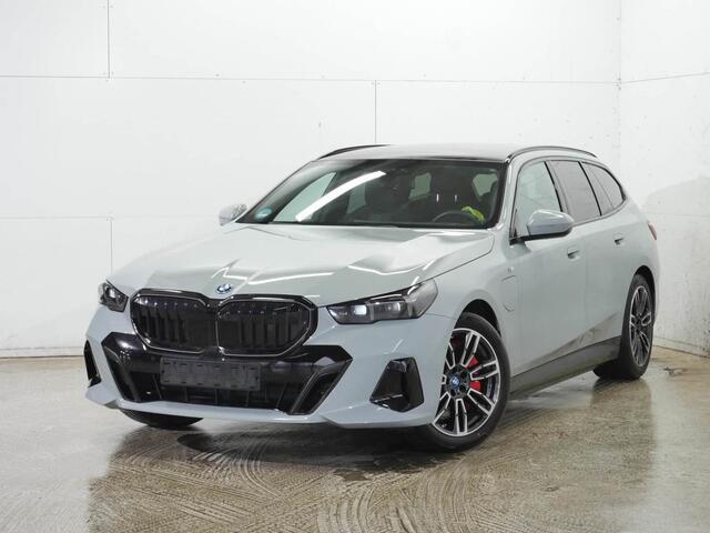 BMW 5-SERIE Touring 550e xDrive M-Sport Pro | Driving Assistant Professional | Trekhaak | Panorama | Harman Kardon