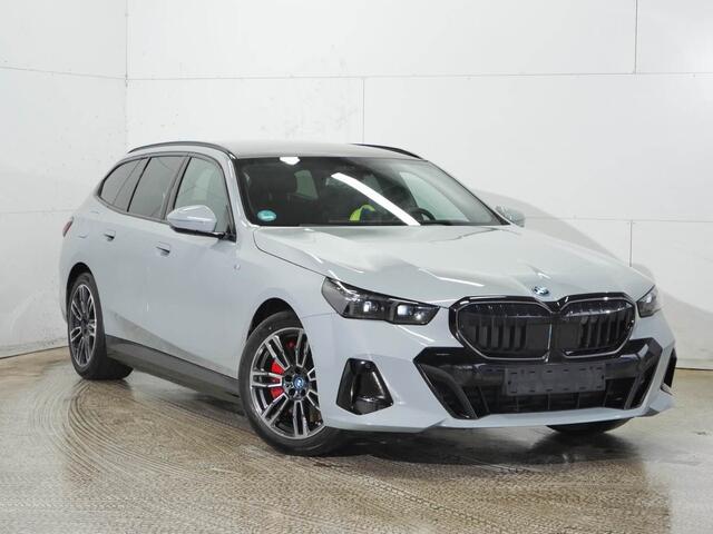 BMW 5-SERIE Touring 550e xDrive M-Sport Pro | Driving Assistant Professional | Trekhaak | Panorama | Harman Kardon