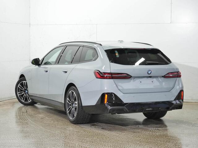 BMW 5-SERIE Touring 550e xDrive M-Sport Pro | Driving Assistant Professional | Trekhaak | Panorama | Harman Kardon