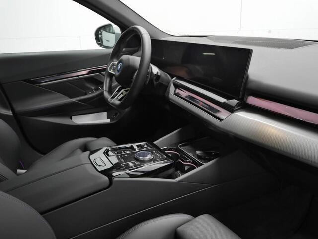 BMW 5-SERIE Touring 550e xDrive M-Sport Pro | Driving Assistant Professional | Trekhaak | Panorama | Harman Kardon