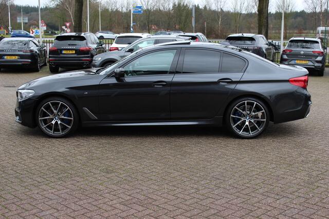 BMW 5-SERIE 540i High Exe. M Sport / Trekhaak / Schuifdak / Camera / Leder / Keyless / 20'' / Stoelventilatie+Verwarming / Stuurverwarming / Dodehoek / DAB / ACC
