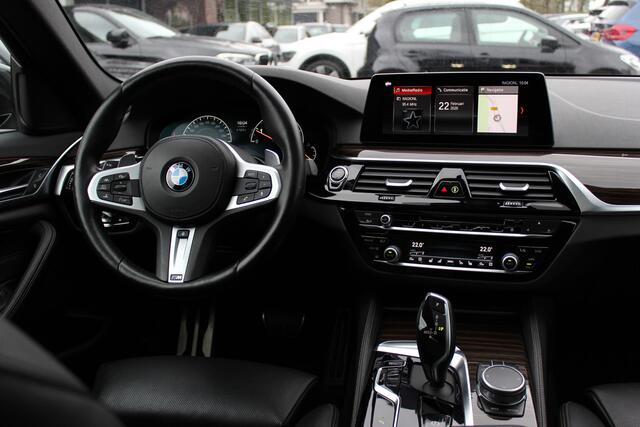 BMW 5-SERIE 540i High Exe. M Sport / Trekhaak / Schuifdak / Camera / Leder / Keyless / 20'' / Stoelventilatie+Verwarming / Stuurverwarming / Dodehoek / DAB / ACC