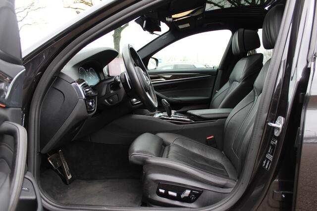 BMW 5-SERIE 540i High Exe. M Sport / Trekhaak / Schuifdak / Camera / Leder / Keyless / 20'' / Stoelventilatie+Verwarming / Stuurverwarming / Dodehoek / DAB / ACC