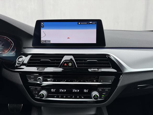 BMW 5-SERIE 520i High Exec M - Sport / Elektrische stoelen met geheugenfunctie / Stoelverwarming / Lederen Bekleding / Apple Carplay & Android Auto / 18" lm. velgen /Camera / Cruise Control / Climate Control /