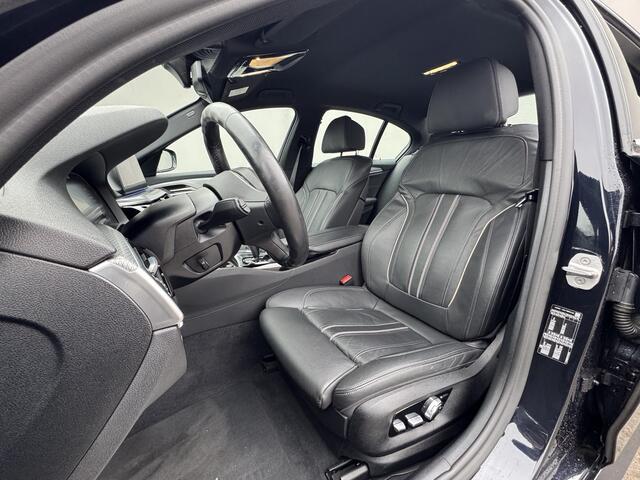 BMW 5-SERIE 520i High Exec M - Sport / Elektrische stoelen met geheugenfunctie / Stoelverwarming / Lederen Bekleding / Apple Carplay & Android Auto / 18" lm. velgen /Camera / Cruise Control / Climate Control /
