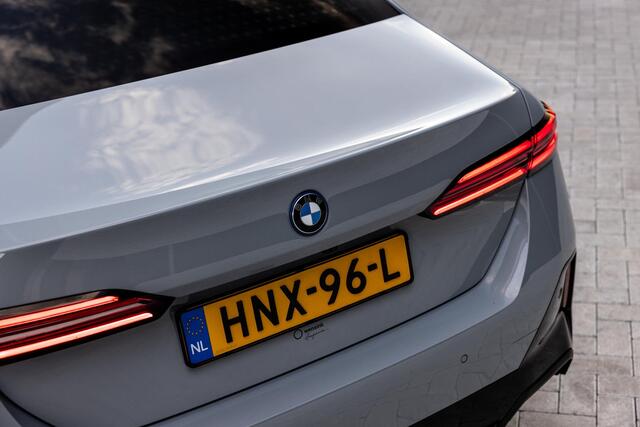 BMW 5-SERIE 530e M Sport Edition | SOH 98,1% | M-Sport | Adaptieve LED verlichting | Driving Assistant Professional | Harman/Kardon | Shadow Line | Comfort Pakket | Panoramadak | HUD | Stoelverwarming/Koeling |