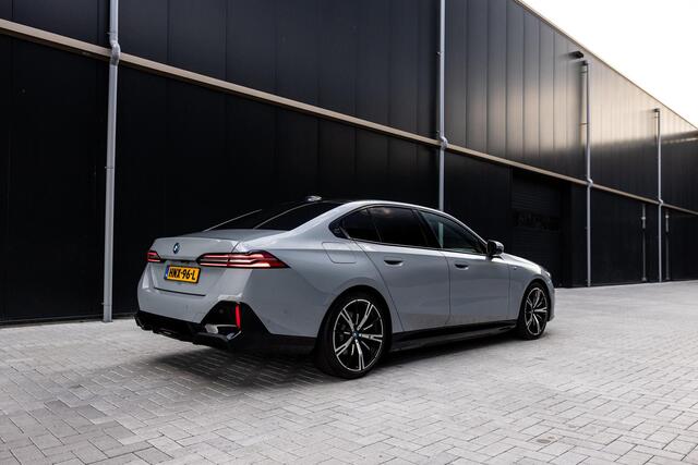 BMW 5-SERIE 530e M Sport Edition | SOH 98,1% | M-Sport | Adaptieve LED verlichting | Driving Assistant Professional | Harman/Kardon | Shadow Line | Comfort Pakket | Panoramadak | HUD | Stoelverwarming/Koeling |