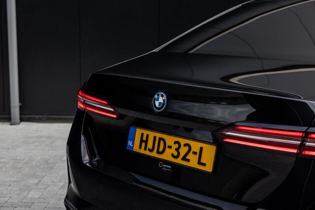 BMW 5-SERIE 550e xDrive | SOH 95,6% | M-Sport | Comfortstoelen met Geheugen | Adaptief Onderstel | Comfort Pakket | Panoramadak | Driving Assistant Professional | Shadow Line | Adaptieve LED Verlichting | DAB | Bowers & Wilkins |