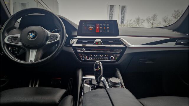 BMW 5-SERIE Touring 520d High Executive ACC / M-Pakket / Virtual display / Stoel verwarming & verkoeling / Carplay / Memory