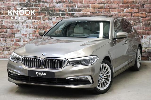 BMW 5-SERIE Sedan 530i High Executive Luxury Line Automaat / Navigatiesysteem Professional / Schuif-/kanteldak / Comfortstoelen / Adaptieve LED-koplamp / Leder / Driving Assistant / Head-Up Display / Neerklapbare Achterbank / Parkeerhulpsysteem / Stoelverwarming / Ch