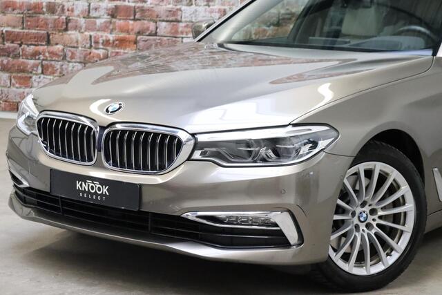 BMW 5-SERIE Sedan 530i High Executive Luxury Line Automaat / Navigatiesysteem Professional / Schuif-/kanteldak / Comfortstoelen / Adaptieve LED-koplamp / Leder / Driving Assistant / Head-Up Display / Neerklapbare Achterbank / Parkeerhulpsysteem / Stoelverwarming / Ch