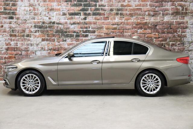 BMW 5-SERIE Sedan 530i High Executive Luxury Line Automaat / Navigatiesysteem Professional / Schuif-/kanteldak / Comfortstoelen / Adaptieve LED-koplamp / Leder / Driving Assistant / Head-Up Display / Neerklapbare Achterbank / Parkeerhulpsysteem / Stoelverwarming / Ch