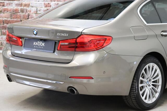 BMW 5-SERIE Sedan 530i High Executive Luxury Line Automaat / Navigatiesysteem Professional / Schuif-/kanteldak / Comfortstoelen / Adaptieve LED-koplamp / Leder / Driving Assistant / Head-Up Display / Neerklapbare Achterbank / Parkeerhulpsysteem / Stoelverwarming / Ch