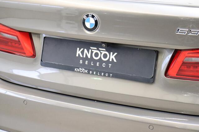 BMW 5-SERIE Sedan 530i High Executive Luxury Line Automaat / Navigatiesysteem Professional / Schuif-/kanteldak / Comfortstoelen / Adaptieve LED-koplamp / Leder / Driving Assistant / Head-Up Display / Neerklapbare Achterbank / Parkeerhulpsysteem / Stoelverwarming / Ch