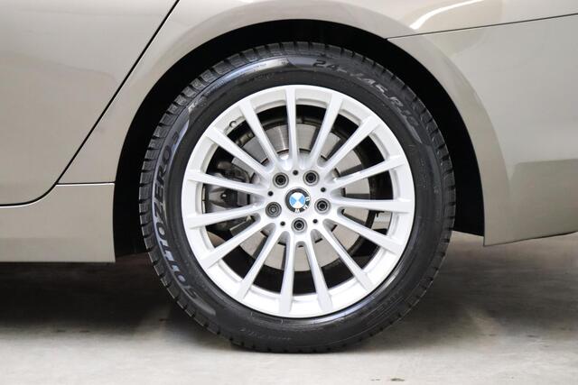 BMW 5-SERIE Sedan 530i High Executive Luxury Line Automaat / Navigatiesysteem Professional / Schuif-/kanteldak / Comfortstoelen / Adaptieve LED-koplamp / Leder / Driving Assistant / Head-Up Display / Neerklapbare Achterbank / Parkeerhulpsysteem / Stoelverwarming / Ch