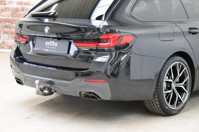BMW 5-SERIE Touring 520i High Executive M Sport Pakket Automaat / Panoramadak / Trekhaak / Comfortstoelen / Laserlight / Adaptieve Cruise Control / Parkeerhulpsysteem / Hifi / Live Cockpit Professional / Shadow Line / Stoelverwarming / Extra Getint Glas