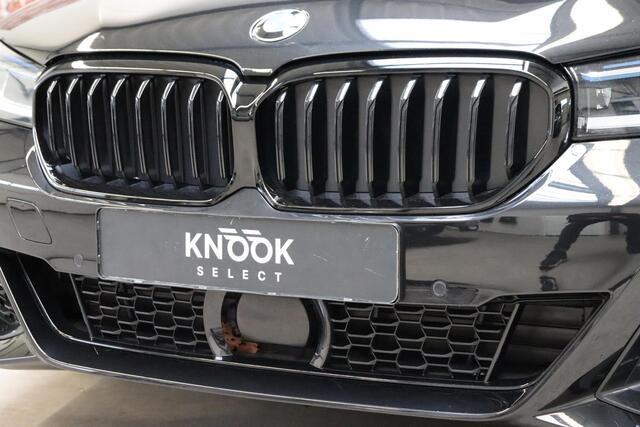 BMW 5-SERIE Touring 520i High Executive M Sport Pakket Automaat / Panoramadak / Trekhaak / Comfortstoelen / Laserlight / Adaptieve Cruise Control / Parkeerhulpsysteem / Hifi / Live Cockpit Professional / Shadow Line / Stoelverwarming / Extra Getint Glas