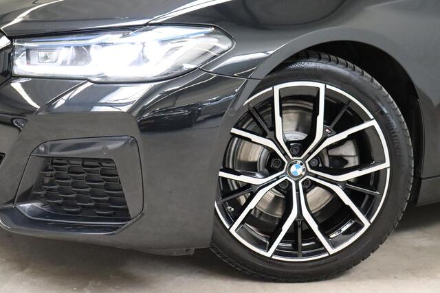 BMW 5-SERIE Touring 520i High Executive M Sport Pakket Automaat / Panoramadak / Trekhaak / Comfortstoelen / Laserlight / Adaptieve Cruise Control / Parkeerhulpsysteem / Hifi / Live Cockpit Professional / Shadow Line / Stoelverwarming / Extra Getint Glas
