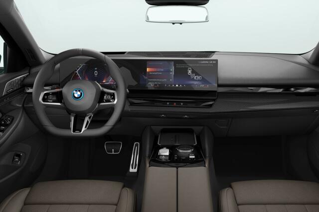 BMW 5-SERIE Sedan 550e xDrive | M Sportpakket Pro | Innovation Pack | Travel Pack | Comfort Pack | Trekhaak