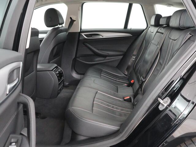 BMW 5-SERIE 530e Executive | Leder | Trekhaak | Stoelverwarming | Live Cockpit | Carplay | Achterbankverwarming | Navigatie | Parkeerhulp |