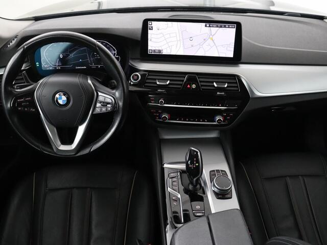 BMW 5-SERIE 530e Executive | Leder | Trekhaak | Stoelverwarming | Live Cockpit | Carplay | Achterbankverwarming | Navigatie | Parkeerhulp |