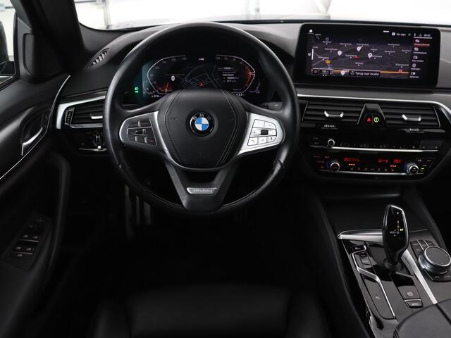 BMW 5-SERIE 520i M Sport | Leder | Stoelverwarming | Carplay | 19'' | Sportstoelen | Live Cockpit | Navigatie | Parkeerhulp | Adaptief LED | Memory | Keyless start