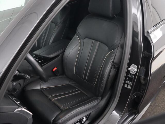 BMW 5-SERIE 520i M Sport | Leder | Stoelverwarming | Carplay | 19'' | Sportstoelen | Live Cockpit | Navigatie | Parkeerhulp | Adaptief LED | Memory | Keyless start
