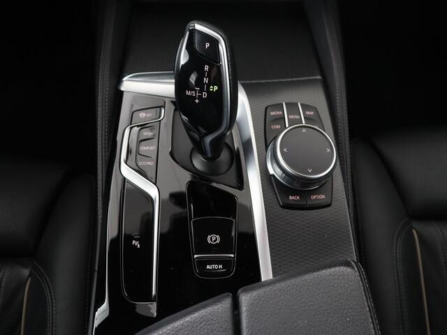 BMW 5-SERIE 520i M Sport | Leder | Stoelverwarming | Carplay | 19'' | Sportstoelen | Live Cockpit | Navigatie | Parkeerhulp | Adaptief LED | Memory | Keyless start