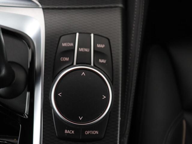 BMW 5-SERIE 520i M Sport | Leder | Stoelverwarming | Carplay | 19'' | Sportstoelen | Live Cockpit | Navigatie | Parkeerhulp | Adaptief LED | Memory | Keyless start