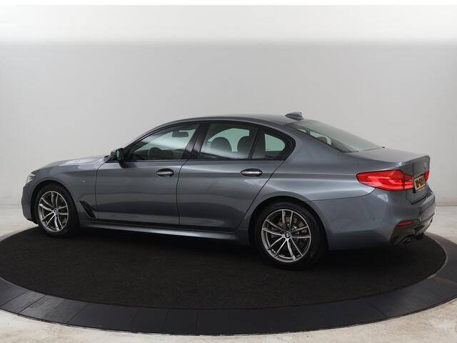 BMW 5-SERIE 520i M Sport | Alcantara | Sfeerverlichting | Trekhaak | Navigatie Professional | Full LED | Sportstoelen | Parkeerhulp | Cruise control | Keyless start | Climate control | Bluetooth