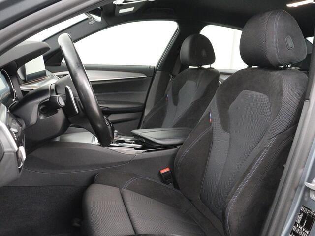BMW 5-SERIE 520i M Sport | Alcantara | Sfeerverlichting | Trekhaak | Navigatie Professional | Full LED | Sportstoelen | Parkeerhulp | Cruise control | Keyless start | Climate control | Bluetooth