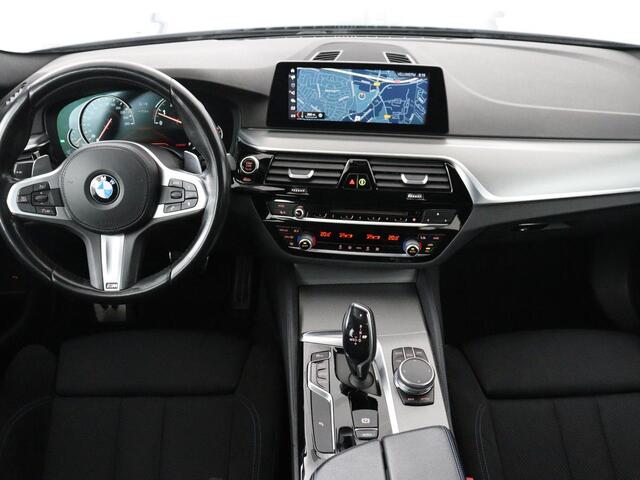 BMW 5-SERIE 520i M Sport | Alcantara | Sfeerverlichting | Trekhaak | Navigatie Professional | Full LED | Sportstoelen | Parkeerhulp | Cruise control | Keyless start | Climate control | Bluetooth