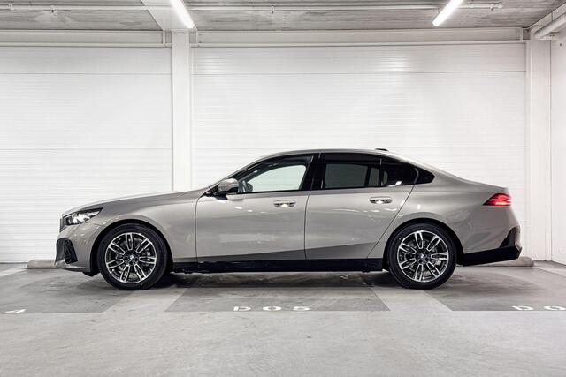 BMW 5-SERIE Sedan 520i | M-Sport | Travel Pack | Comfort Pack | Driving Assistant | Harman/Kardon | Panoramadak | Comfort Access |