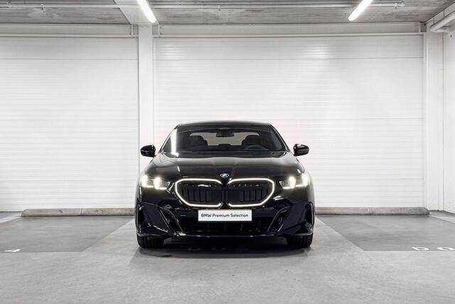BMW 5-SERIE Sedan 530e | M-Sport Pro | Travel Pack | Innovation Pack | Comfort Pack | Driving Assistant Plus | Harman/Kardon | Panoramadak | Comfort Access