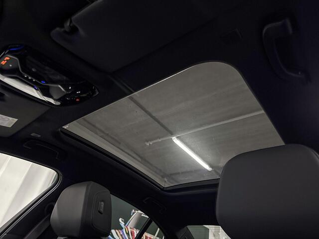 BMW 5-SERIE Sedan 530e | M-Sport Pro | Travel Pack | Innovation Pack | Comfort Pack | Driving Assistant Plus | Harman/Kardon | Panoramadak | Comfort Access