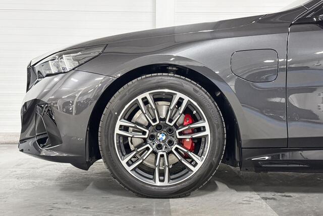 BMW 5-SERIE Sedan 530e | M-Sport Pro | Travel Pack | Innovation Pack | Comfort Pack | Driving Assistant Plus | Harman/Kardon | Panoramadak | Comfort Access |