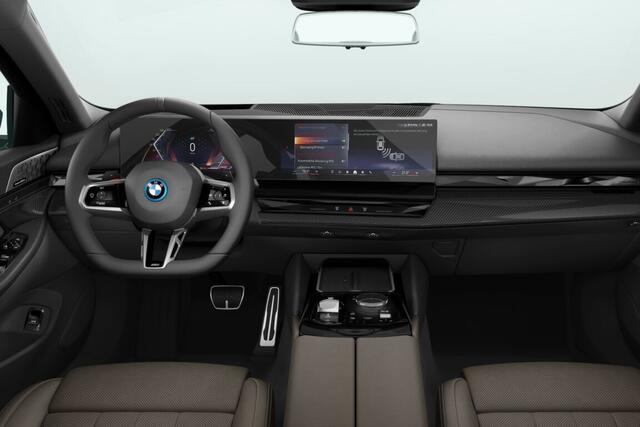 BMW 5-SERIE Sedan 530e M Sport Edition | M Sportpakket Pro | Innovation Pack | Travel Pack | Comfort Pack | Trekhaak