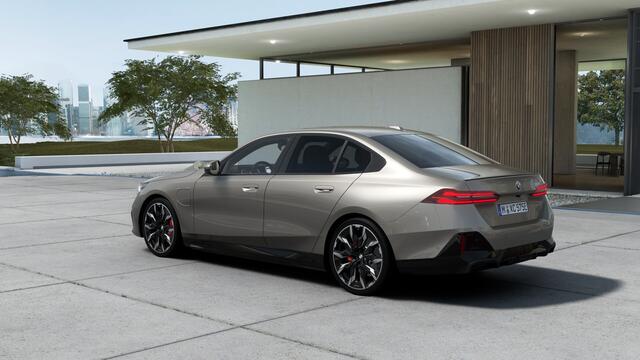 BMW 5-SERIE 530e M Sport Automaat / Bowers & Wilkins / Adaptieve LED / Comfort Access / Parking Assistant Plus / Stoelventilatie / Stuuverwarming