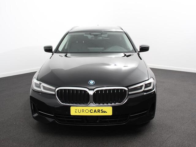 BMW 5-SERIE Touring 530e Business PHEV AUTOMAAT | Adaptive cruise control | LED | Leder | Navigatie | Stoelverwarming | Achteruitrijcamera | Sfeerverlichting | Lane assist | Climate control | Apple Carplay/ Android Auto