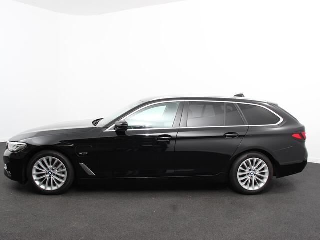 BMW 5-SERIE Touring 530e Business PHEV AUTOMAAT | Adaptive cruise control | LED | Leder | Navigatie | Stoelverwarming | Achteruitrijcamera | Sfeerverlichting | Lane assist | Climate control | Apple Carplay/ Android Auto