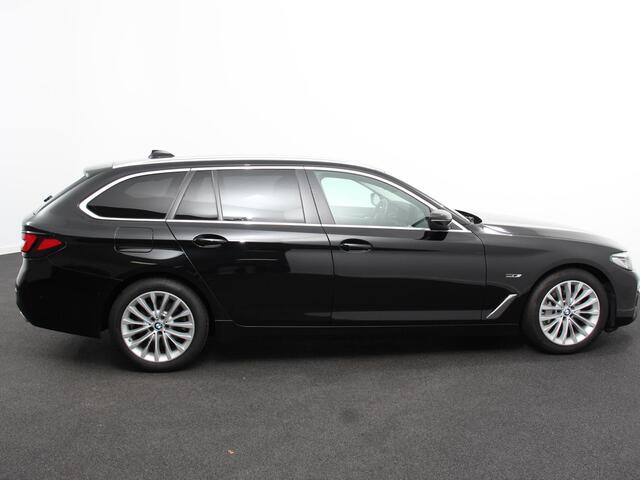 BMW 5-SERIE Touring 530e Business PHEV AUTOMAAT | Adaptive cruise control | LED | Leder | Navigatie | Stoelverwarming | Achteruitrijcamera | Sfeerverlichting | Lane assist | Climate control | Apple Carplay/ Android Auto