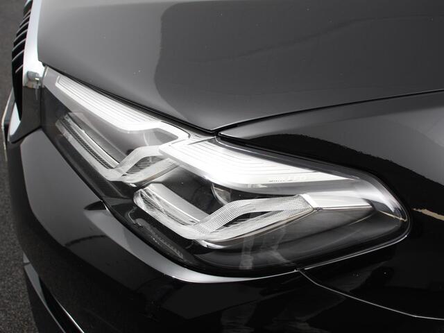 BMW 5-SERIE Touring 530e Business PHEV AUTOMAAT | Adaptive cruise control | LED | Leder | Navigatie | Stoelverwarming | Achteruitrijcamera | Sfeerverlichting | Lane assist | Climate control | Apple Carplay/ Android Auto