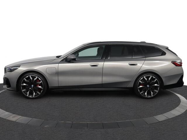 BMW 5-SERIE Touring 550e xDrive | M Sportpakket Pro | Innovation Pack | Travel Pack | Comfort Pack | Panoramadak